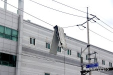 [오마이포토] 전깃줄 위로 올라간 패널... 태풍 힌남노 위력