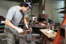 두드리며 단단해지는 스물아홉 청년 대장장이