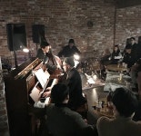 작은 읍내 카페인 줄 알았는데 공연장이네?