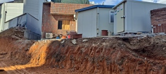 하루아침에 집앞이 낭떠러지로 목에 쇠사슬 두른 사람