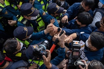 [오마이포토] 민주노총, 행진중 경찰과 충돌... '윤석열차' 등장