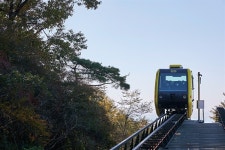 산 정상 앞에 펼쳐진 바다... 모노레일 타고 올라오세요