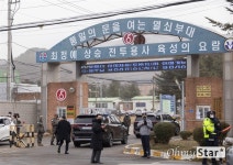 [오마이포토] 입대하는 BTS 진, 어디에 탔나