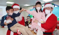 산타 할아버지 된 박완수 경남지사, 어린이집 찾아
