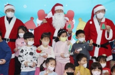산타 할아버지 된 박완수 경남지사, 어린이집 찾아