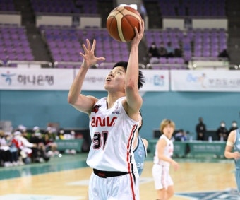 활약 돋보인 BNK 진안, 하나원큐 골밑 유린