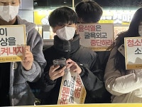 일본은 사죄하라 소녀상 앞 청소년들의 외침