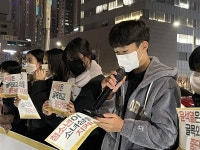 일본은 사죄하라 소녀상 앞 청소년들의 외침