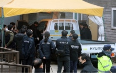 '국정원 유니폼' 입고 대대적 압수수색, 10년 전과 달랐다