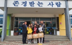합천 대양초교 3명 졸업생한테 마을이장이 선물 전달