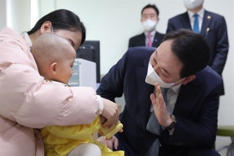 '어린이병원' 찾은 윤 대통령 
