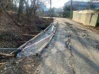 새로 넓힌 도로, 한가운데 웬 전봇대가...