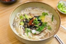 봄의 기운을 북돋아 주는 칼국수 한 끼