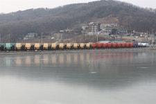 봄이 오는 소리 조용히 듣고 싶다면, 이 섬 추천합니다