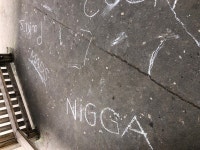 남편 가슴을 철렁하게 한 초등학교 운동장 낙서