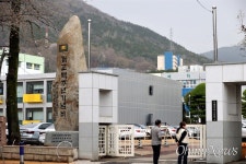 [사진] 진해여고 정문에 개교백주년기념비 세워져