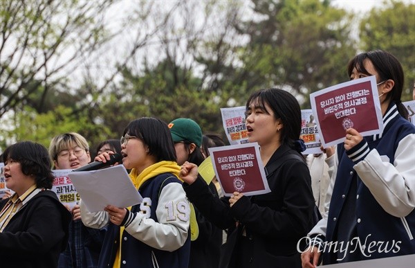 서울여대, 학교와 A 교수 규탄하는 학생 시위 확산 중