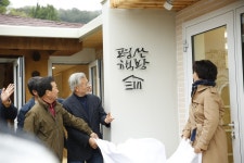 문재인 전 대통령이 만든 평산책방, 첫 손님이 됐습니다