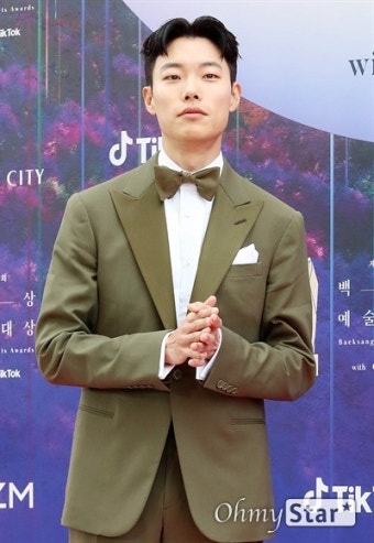 [오마이포토] '백상' 류준열, 팬들을 향한 미소