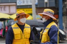 비가 오나 눈이 오나 함양읍내 도로 지키는 이 사람