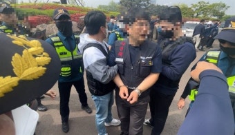 회사 앞 피케팅에 수갑 채우며 강제 연행... 경찰 '과잉대응' 논란
