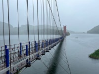 우중에도 스릴 즐기는 사람들... 이 출렁다리의 매력