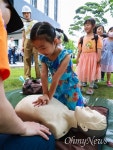 [오마이포토] 119구급대원 박수 소리에 맞춰 심폐소생술 실습하는 어린이