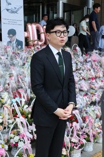 [포토] 한동훈 장관 취임 1주년 출근길은 '꽃길'