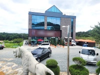 카페 인테리어에 불법 취사시설... 대청호 앞 마을구판장 논란