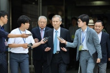 윤석열이 컴백시킨 김관진, '군 댓글공작' 징역 2년
