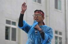 창원 모트롤 노동자들의 빗속 외침 방산-민수 분할 반대