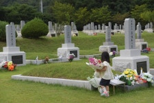 [사진] 주말 맞아 대전현충원 홍범도 장군 묘를 찾은 사람들