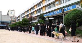 이주호 도망간다!... 눈물흘린 교육부 장관에 분노한 교사들