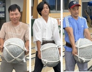 청년들이 돌을 들어 가장 힘 좋은 장사 선발합니다