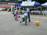 청년들이 돌을 들어 가장 힘 좋은 장사 선발합니다