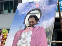 청년들이 돌을 들어 가장 힘 좋은 장사 선발합니다