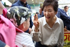 박근혜, 추석 앞두고 현풍시장 찾아... 대구 시민들 박수치며 환영