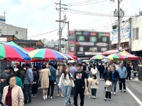 예산 전통시장의 부활... 연휴 마지막 날에도 나들이객 북적