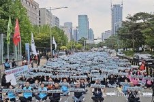 헤드셋 벗어던진 콜센터 상담사들 10년 일해도 그대로인 기본급