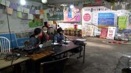 불 꺼진 오류시장, 떡집 앞에 거울들 둔 이유
