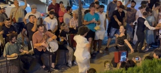 그 밤, 광장에서 펼쳐진 음악과 댄스의 열기