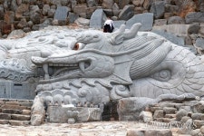 [함안] 5년에 걸쳐 대형 바위에 새겨진 청룡, 윤회의탑