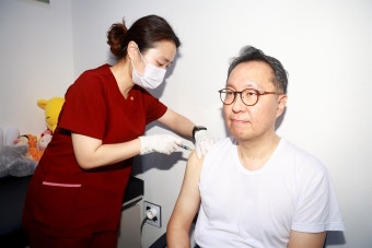복지부 장·차관, 코로나19·인플루엔자 백신 동시 접종