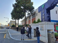 교복 입은 교장에게 인사 받은 학생들 친구로 알고 말 놓을 뻔