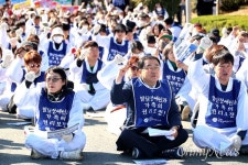 장애인부모들 '발달장애 차별 멈춰' 외치며 오체투지 대표 이미지