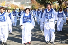 장애인부모들 '발달장애 차별 멈춰' 외치며 오체투지 대표 이미지
