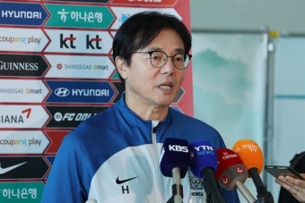 황선홍 감독, 프랑스 U-21 앙리 감독에게 한 방 날리다