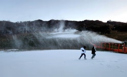 호남 유일 스키장 무주덕유산리조트 제설 돌입