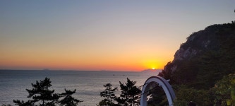 옥빛 바다에 떠 있는 자라의 등을 걷고 왔습니다