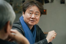 영화관은 공공재, 도서관처럼 곳곳에 있어야
